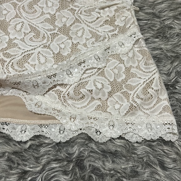 Cream and tan lace blouse - Picture 2 of 2